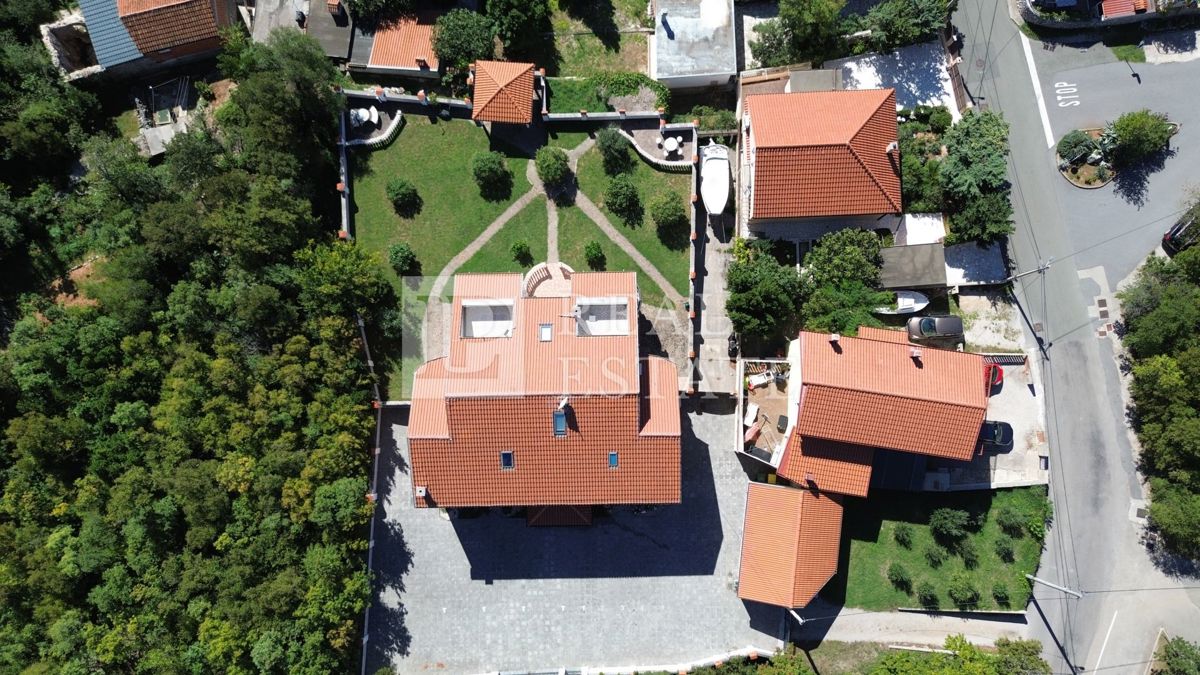 JADRANOVO - EKSKLUZIVNA PRODAJA - štiri stanovanja z vrtom in garažo v centru