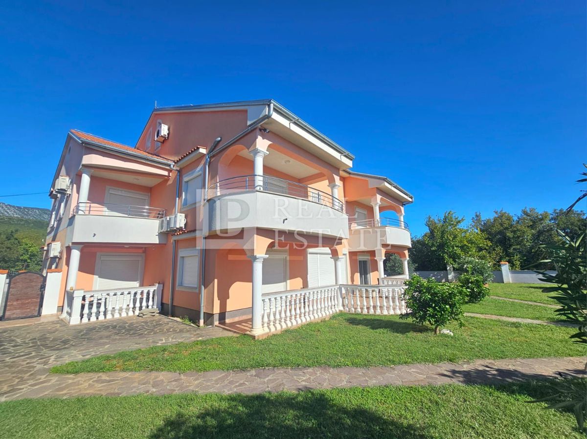 JADRANOVO - EKSKLUZIVNA PRODAJA - štiri stanovanja z vrtom in garažo v centru