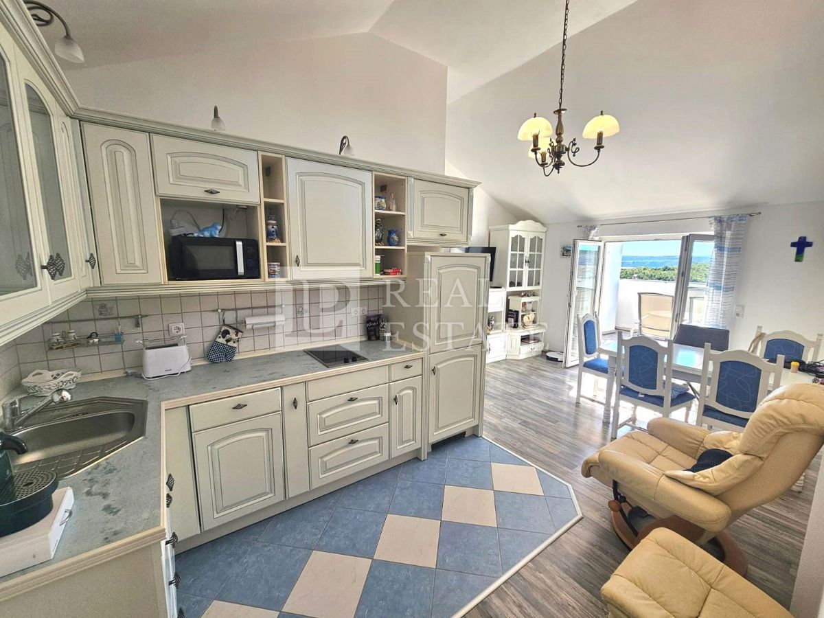 JADRANOVO - EKSKLUZIVNA PRODAJA - štiri stanovanja z vrtom in garažo v centru