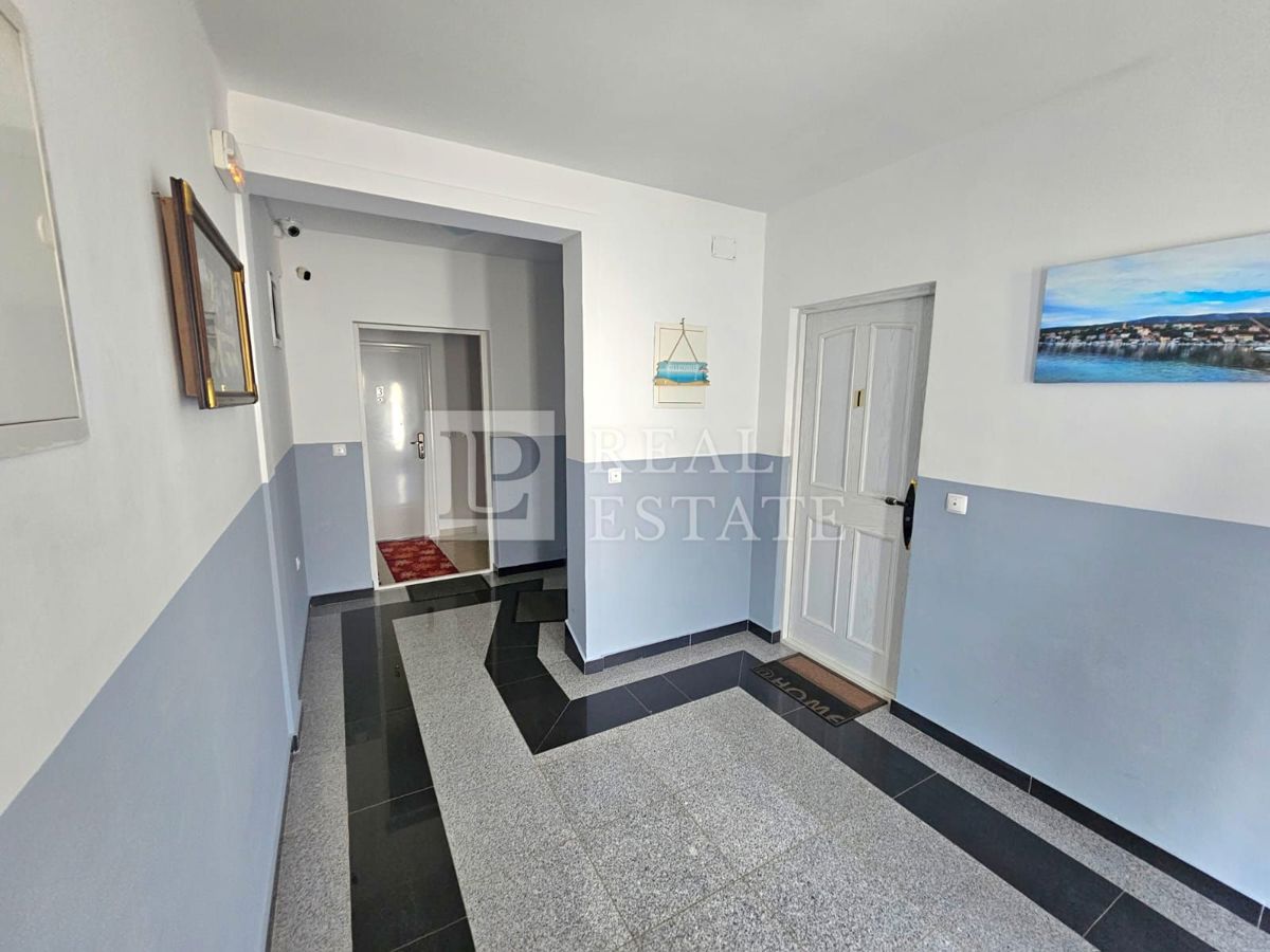 JADRANOVO - EKSKLUZIVNA PRODAJA - štiri stanovanja z vrtom in garažo v centru