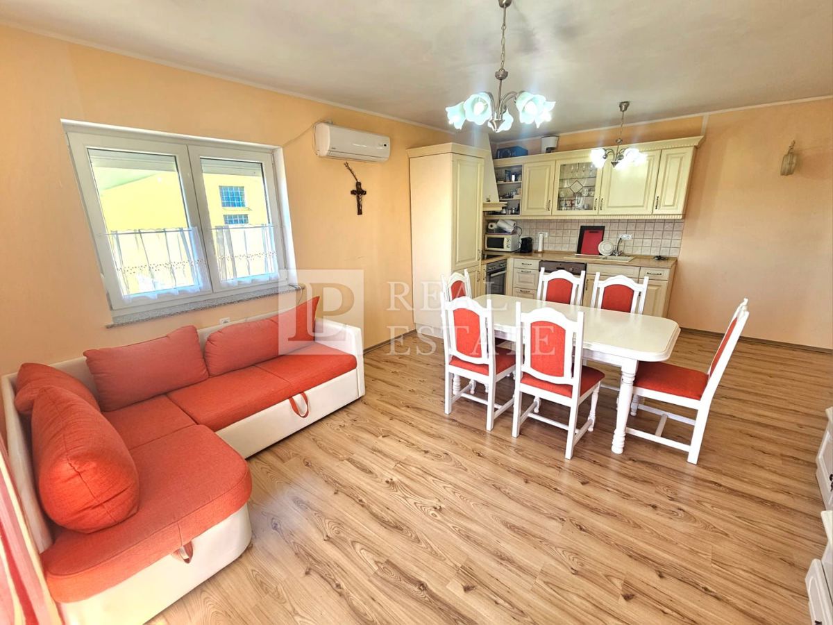 JADRANOVO - EKSKLUZIVNA PRODAJA - štiri stanovanja z vrtom in garažo v centru