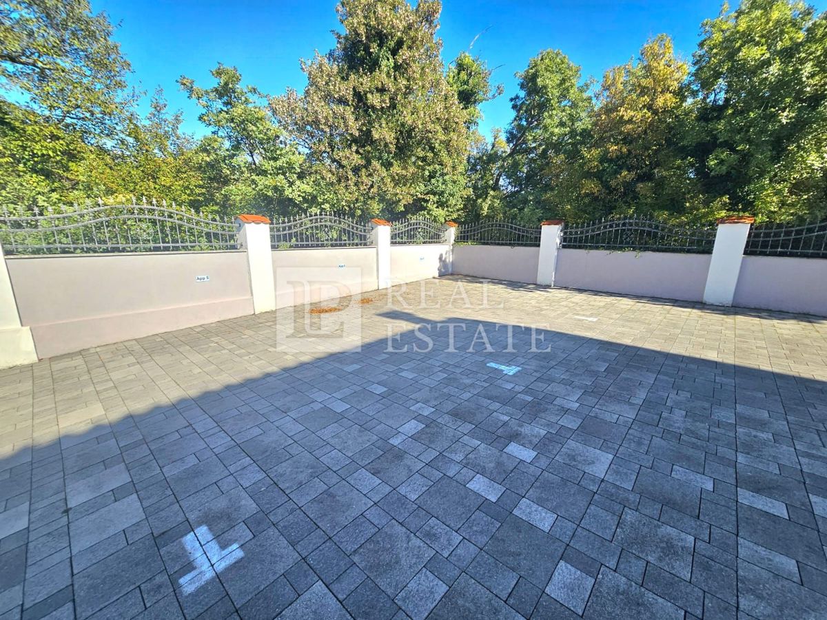 JADRANOVO - EKSKLUZIVNA PRODAJA - štiri stanovanja z vrtom in garažo v centru