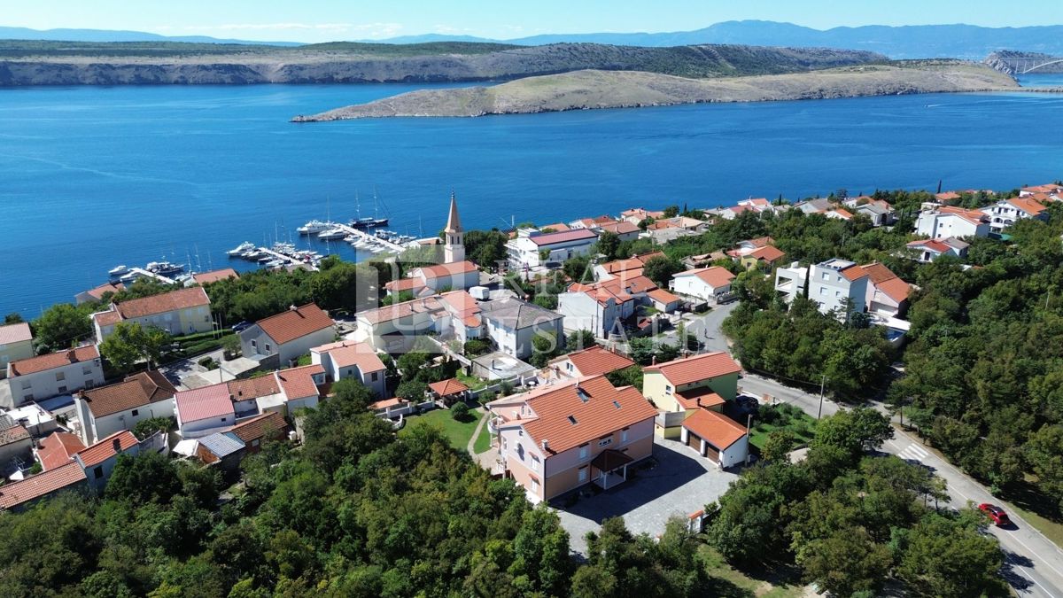 JADRANOVO - EKSKLUZIVNA PRODAJA - štiri stanovanja z vrtom in garažo v centru