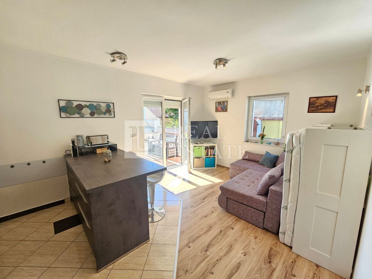 JADRANOVO - EKSKLUZIVNA PRODAJA - štiri stanovanja z vrtom in garažo v centru