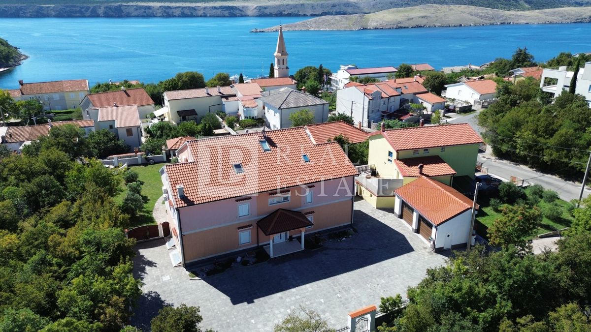 JADRANOVO - EKSKLUZIVNA PRODAJA - štiri stanovanja z vrtom in garažo v centru