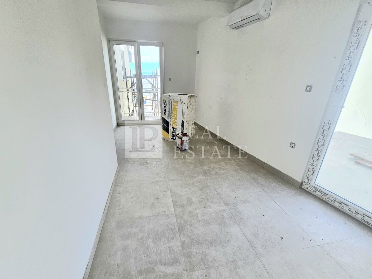 CRIKVENICA - apartma z veliko teraso
