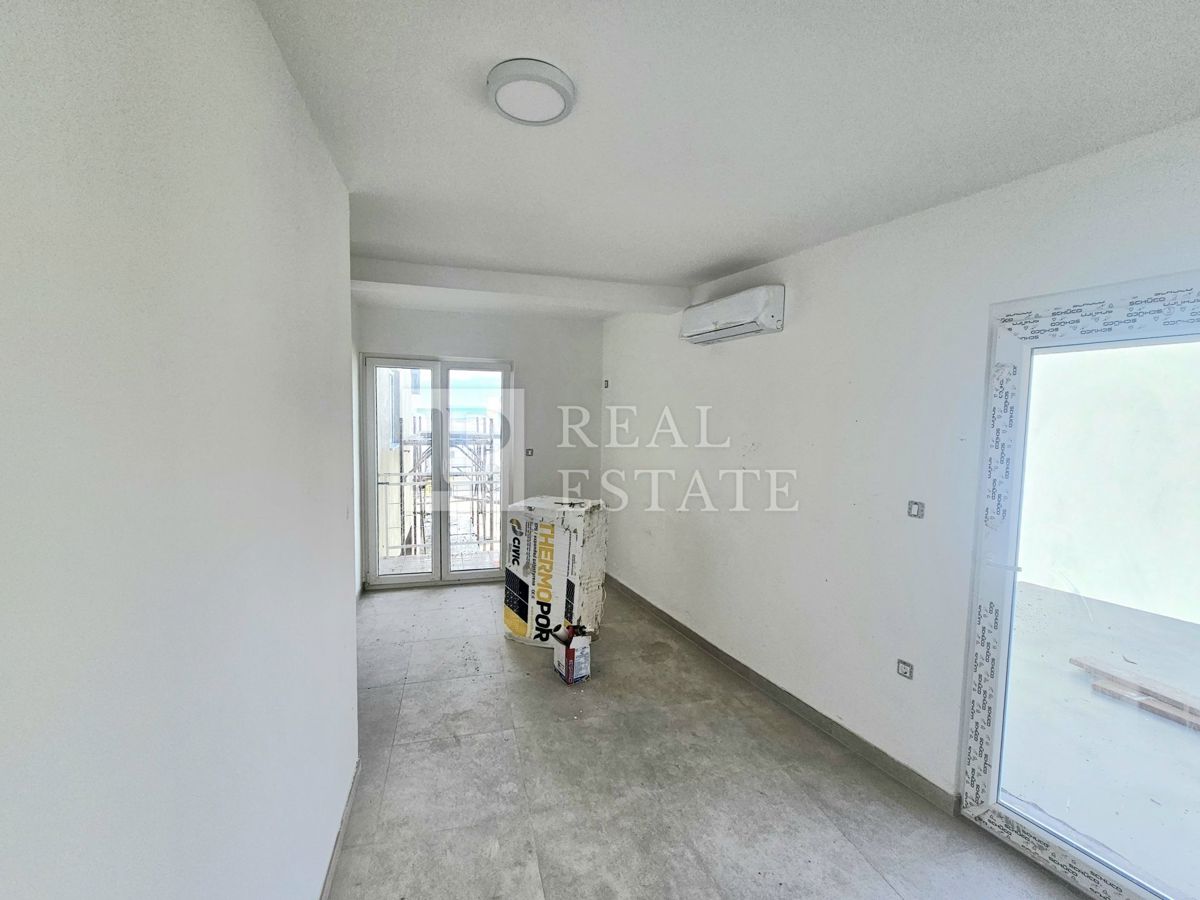 CRIKVENICA - apartma z veliko teraso