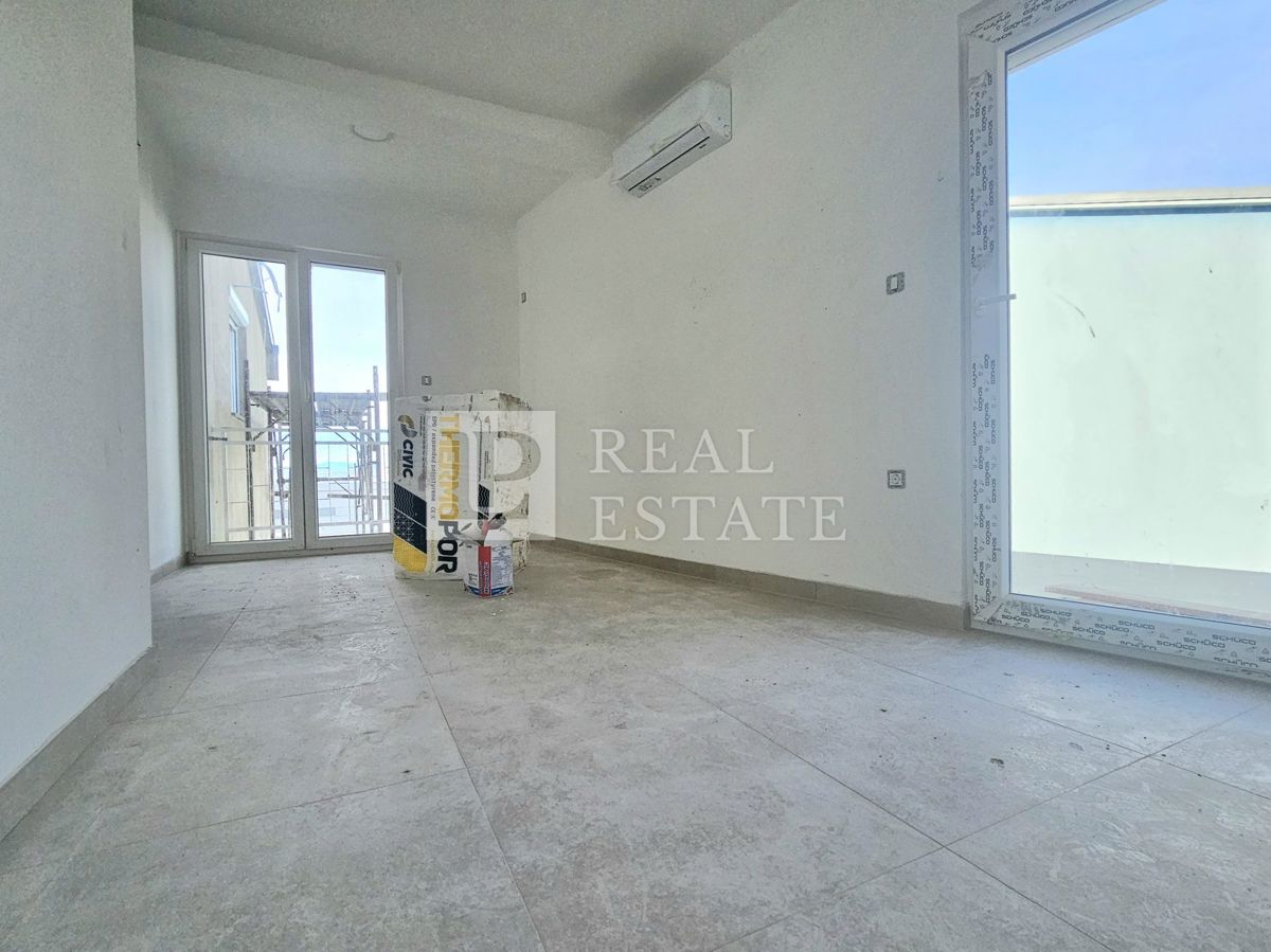 CRIKVENICA - apartma z veliko teraso