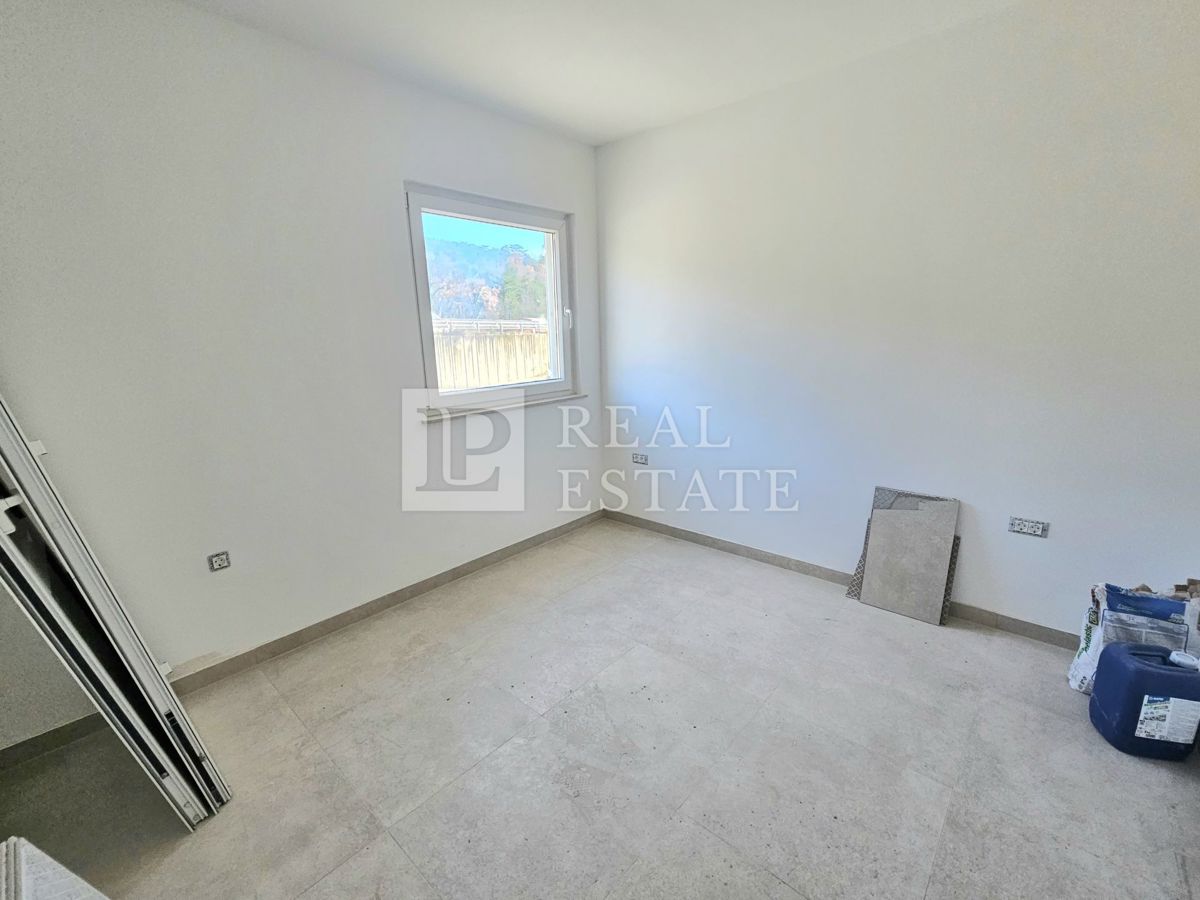 CRIKVENICA - apartma z veliko teraso