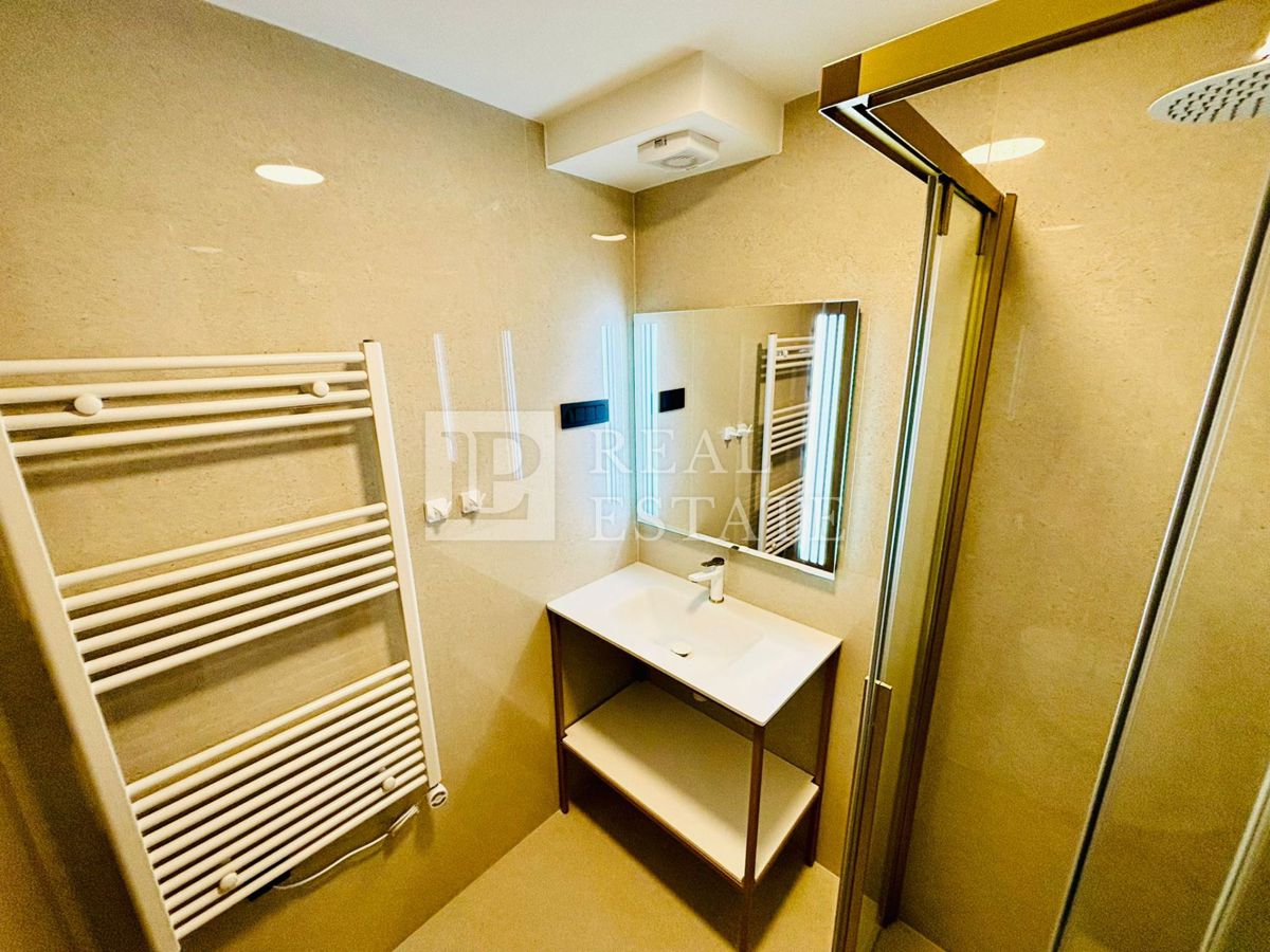 CRIKVENICA - luksuzno stanovanje z balkonom v moderni novogradnji