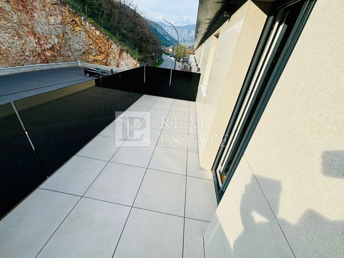 CRIKVENICA - luksuzno stanovanje z balkonom v moderni novogradnji