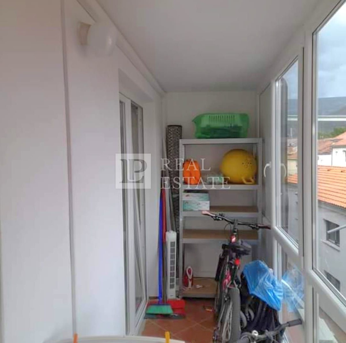 CRIKVENICA - apartma z veliko teraso 250m od morja