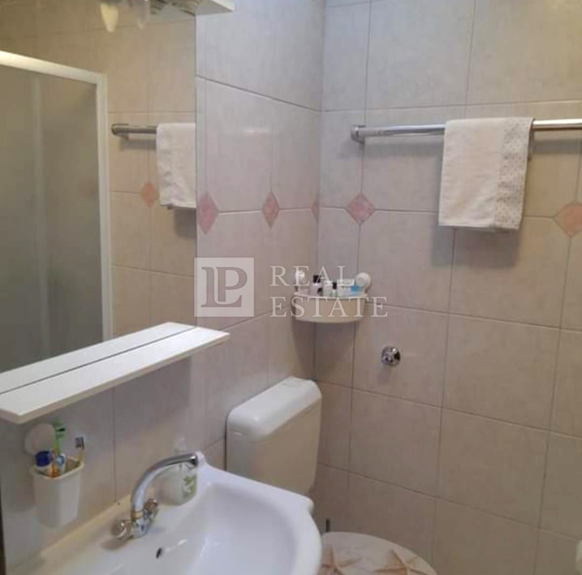 CRIKVENICA - apartma z veliko teraso 250m od morja