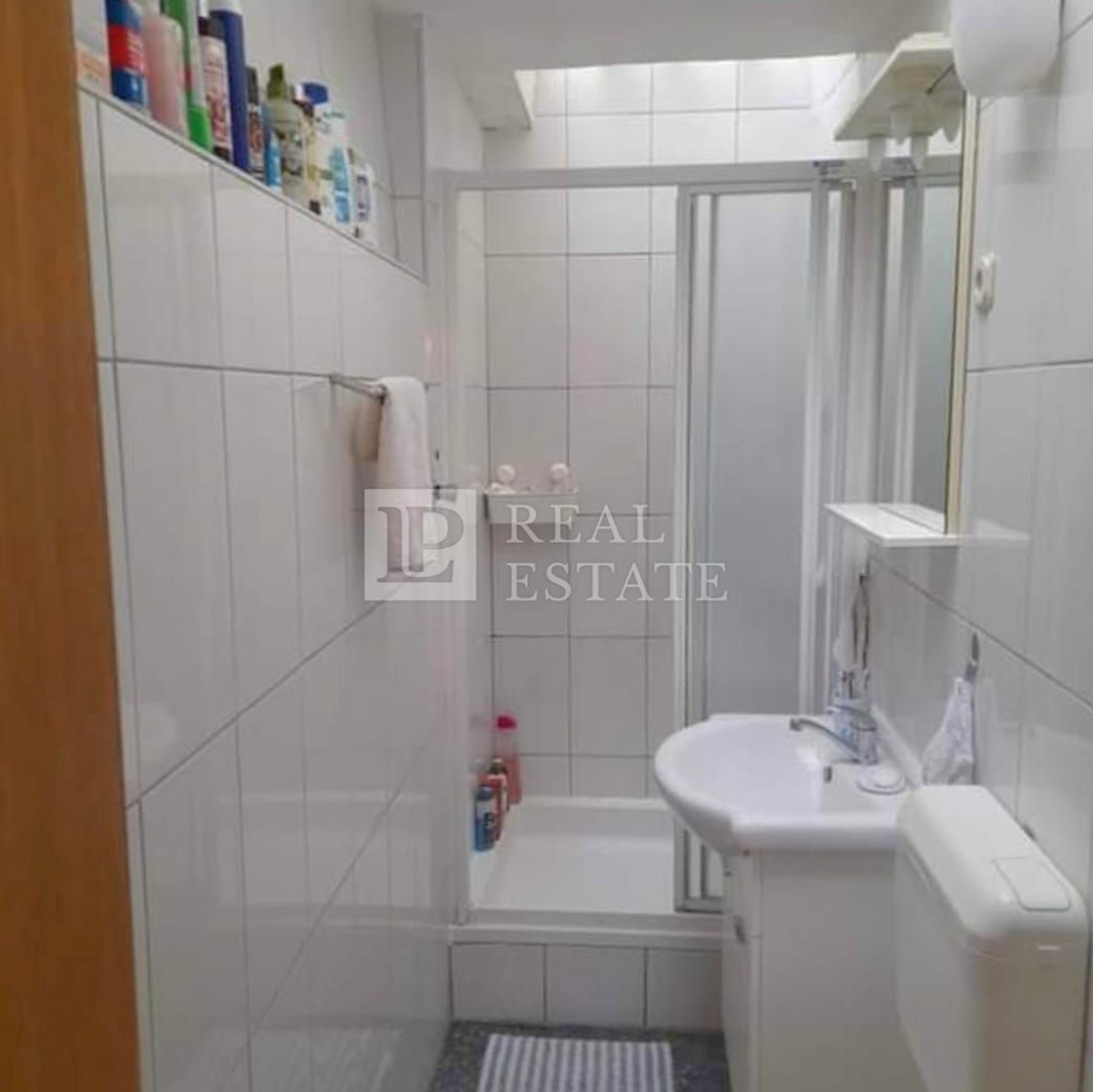 CRIKVENICA - apartma z veliko teraso 250m od morja