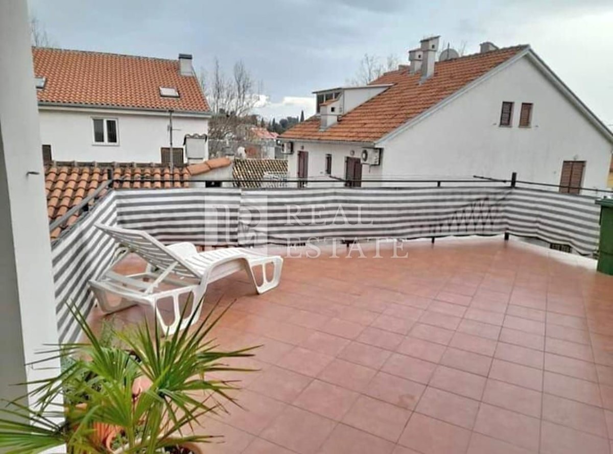 CRIKVENICA - apartma z veliko teraso 250m od morja