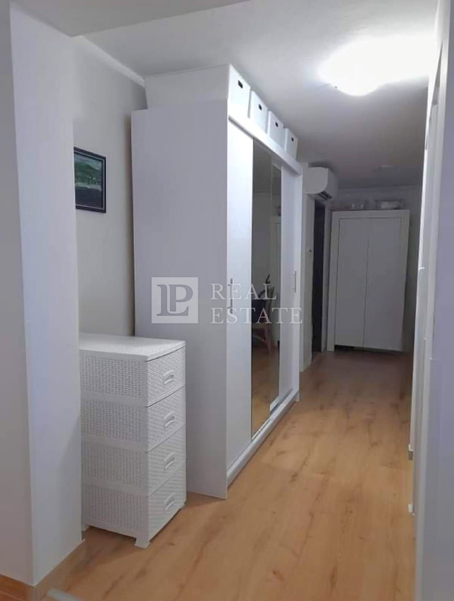 CRIKVENICA - apartma z veliko teraso 250m od morja