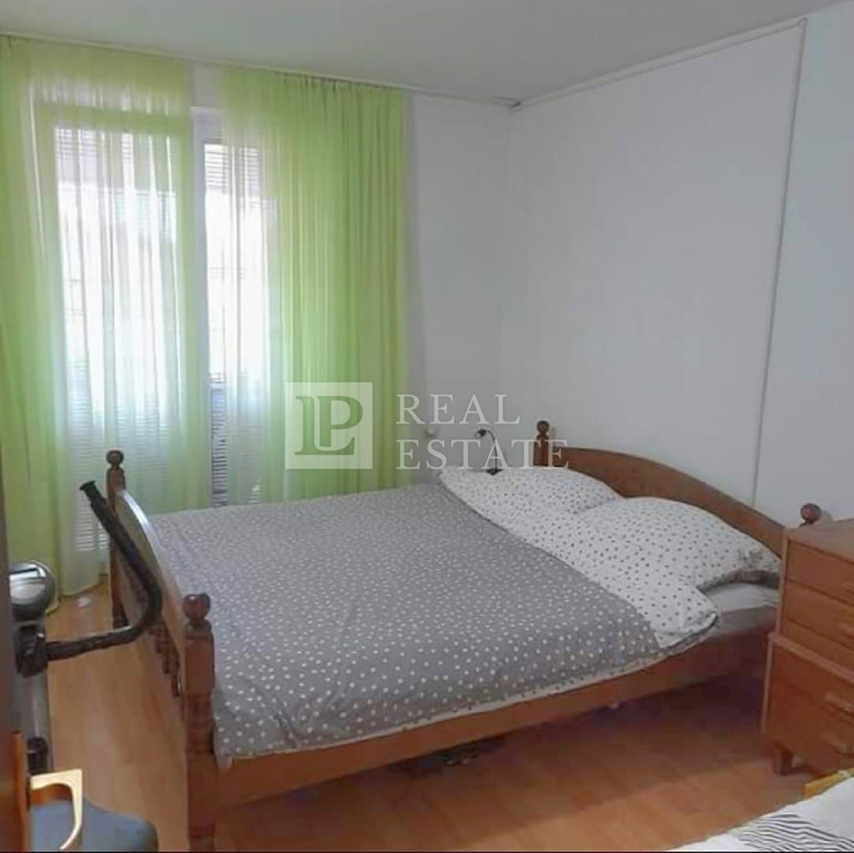 CRIKVENICA - apartma z veliko teraso 250m od morja