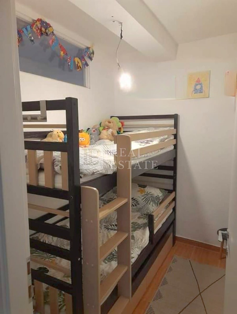 CRIKVENICA - apartma z veliko teraso 250m od morja