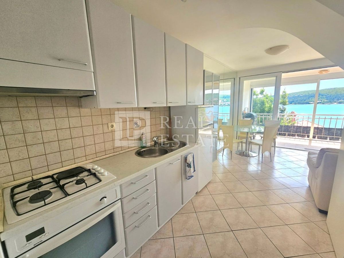 ČIŽIĆI, OTOK KRK - apartma v drugi vrsti do morja