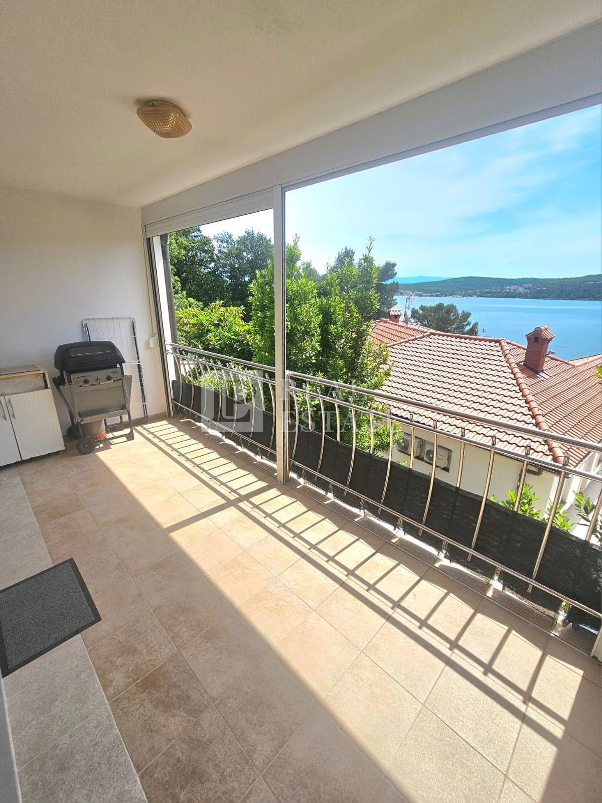 ČIŽIĆI, OTOK KRK - apartma v drugi vrsti do morja