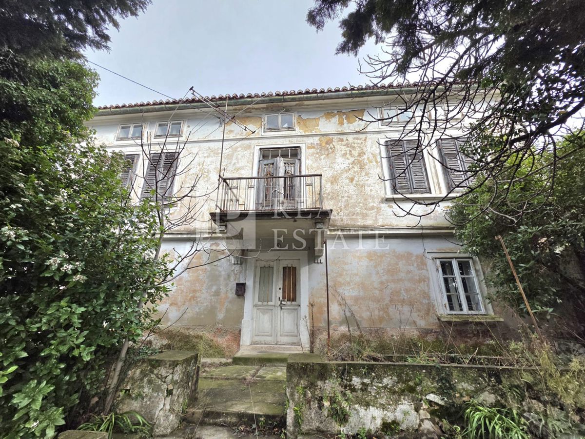 KRALJEVICA - samostojna kamnita hiša z dvoriščem