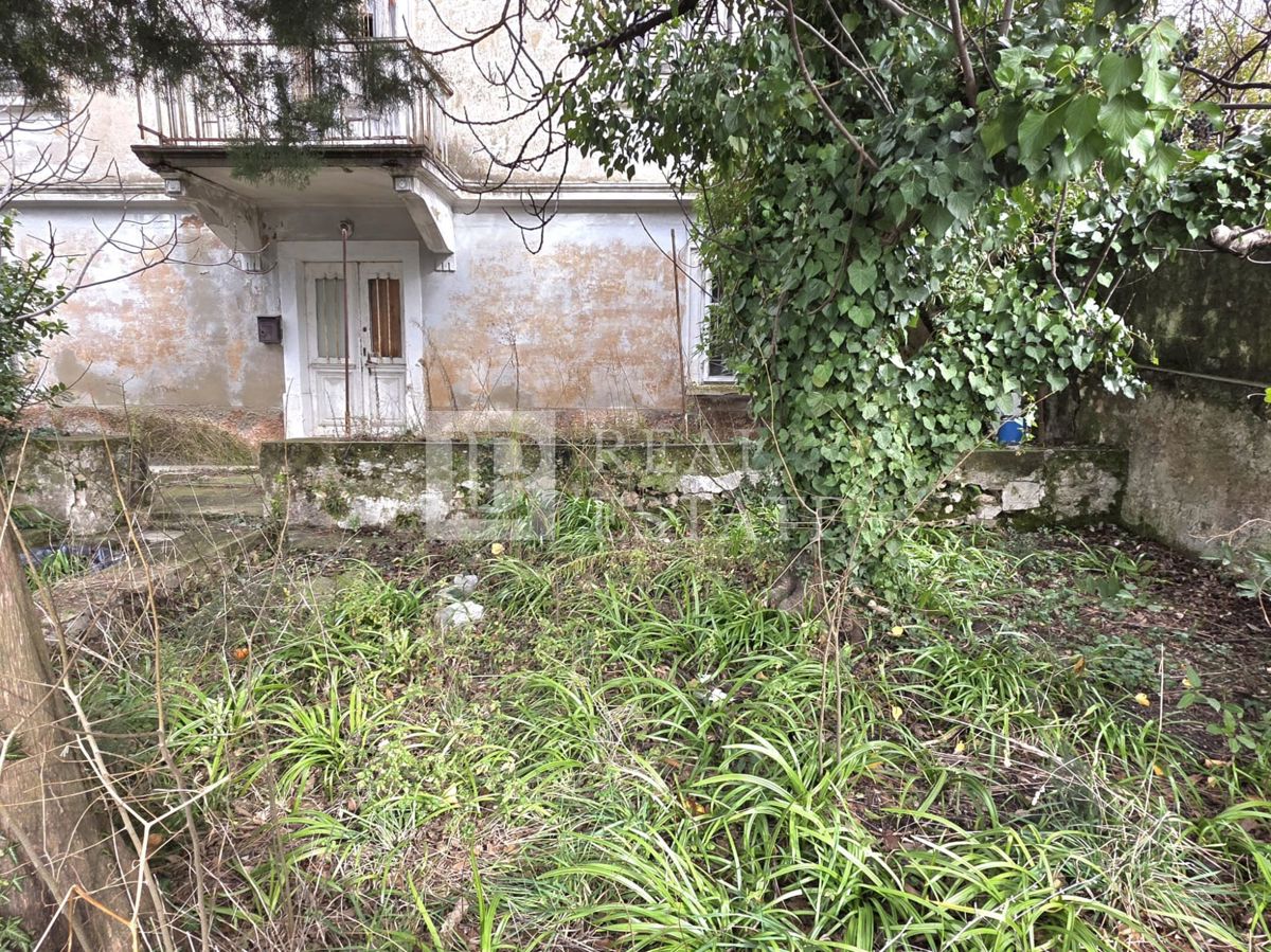 KRALJEVICA - samostojna kamnita hiša z dvoriščem