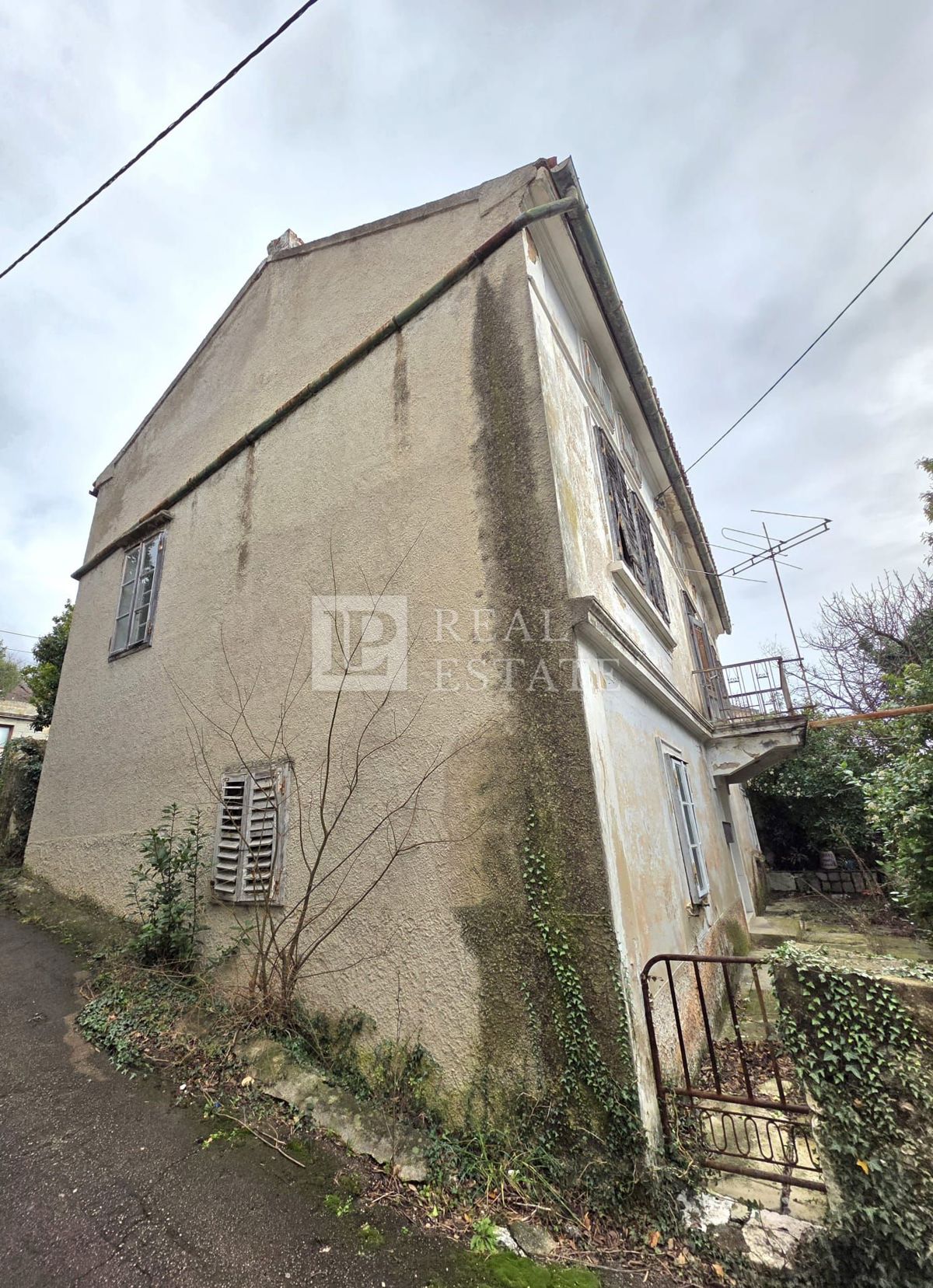 KRALJEVICA - samostojna kamnita hiša z dvoriščem