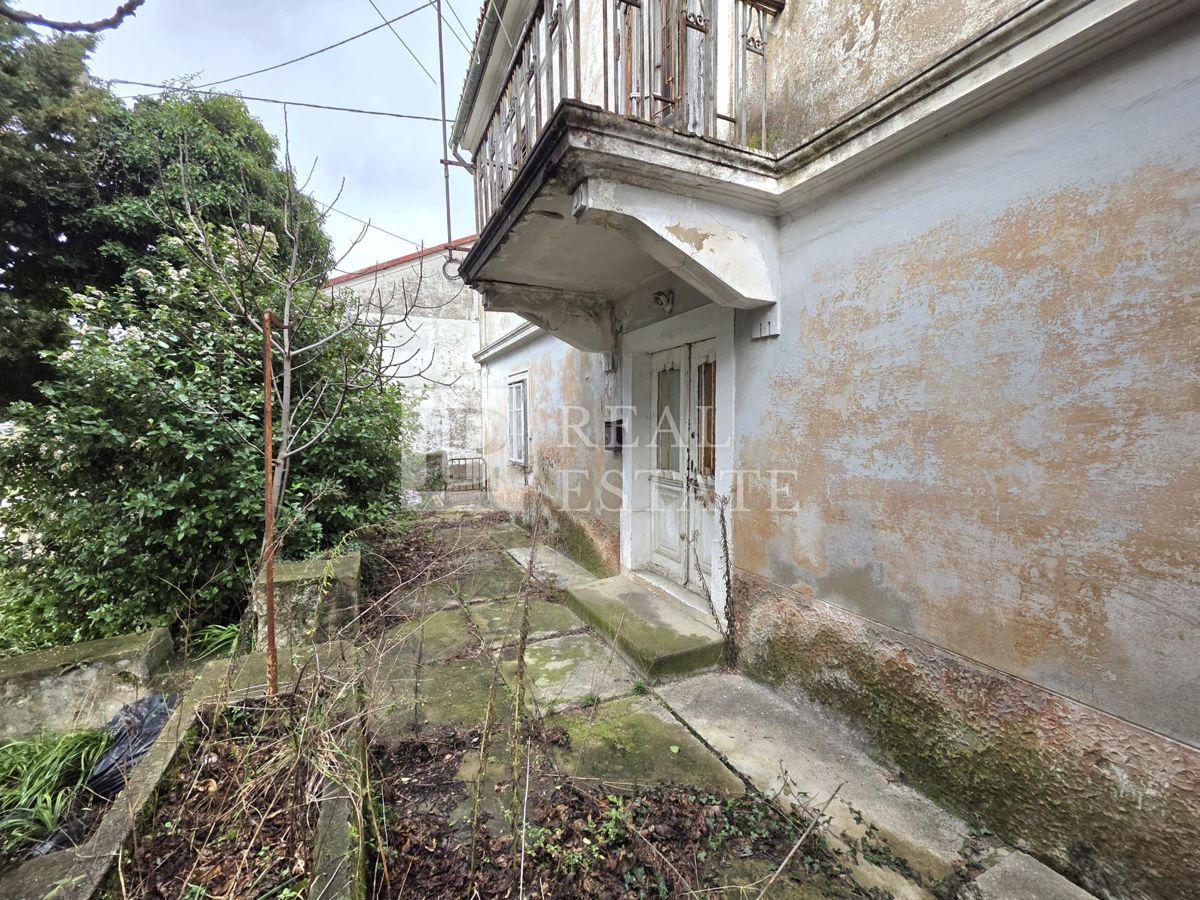 KRALJEVICA - samostojna kamnita hiša z dvoriščem