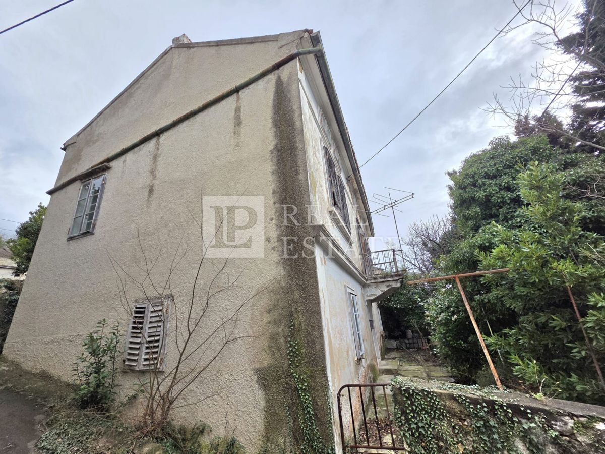 KRALJEVICA - samostojna kamnita hiša z dvoriščem