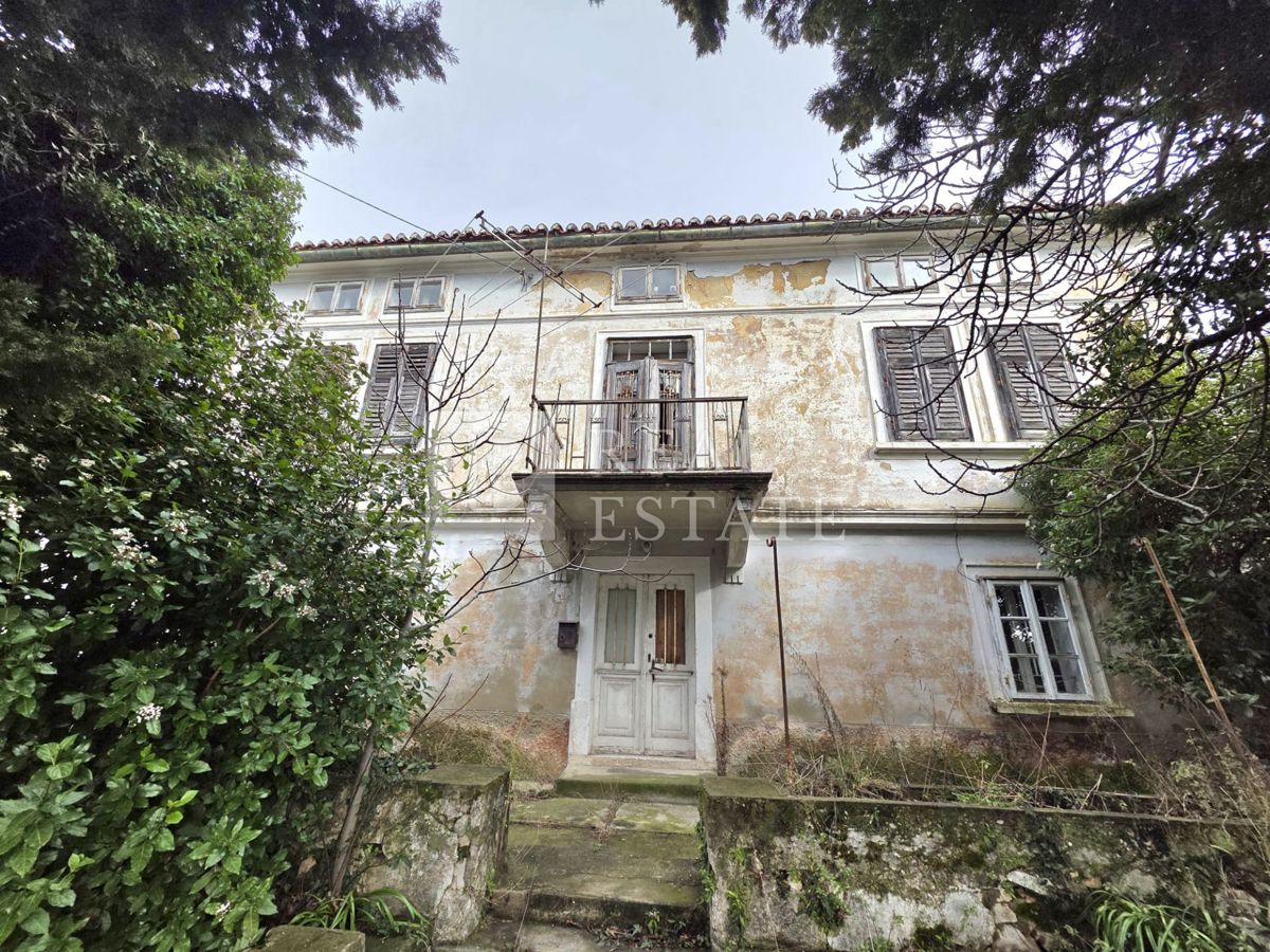 KRALJEVICA - samostojna kamnita hiša z dvoriščem