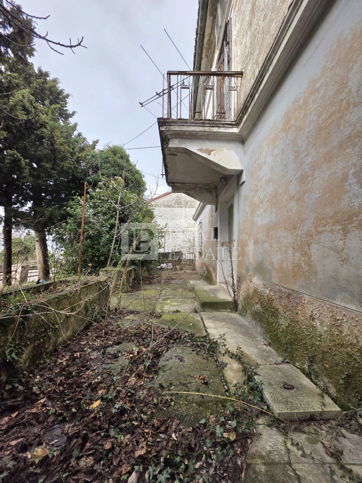 KRALJEVICA - samostojna kamnita hiša z dvoriščem