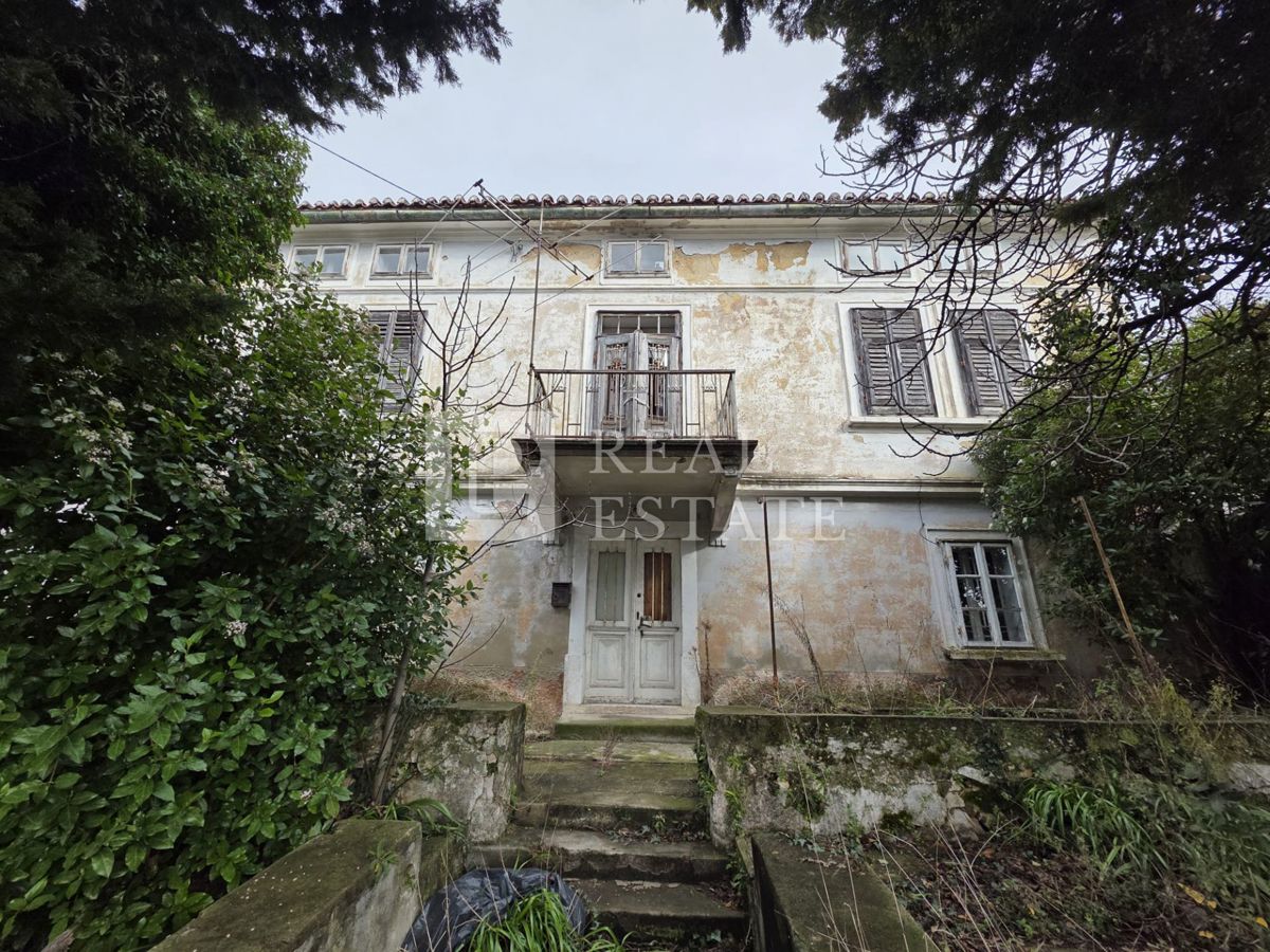 KRALJEVICA - samostojna kamnita hiša z dvoriščem