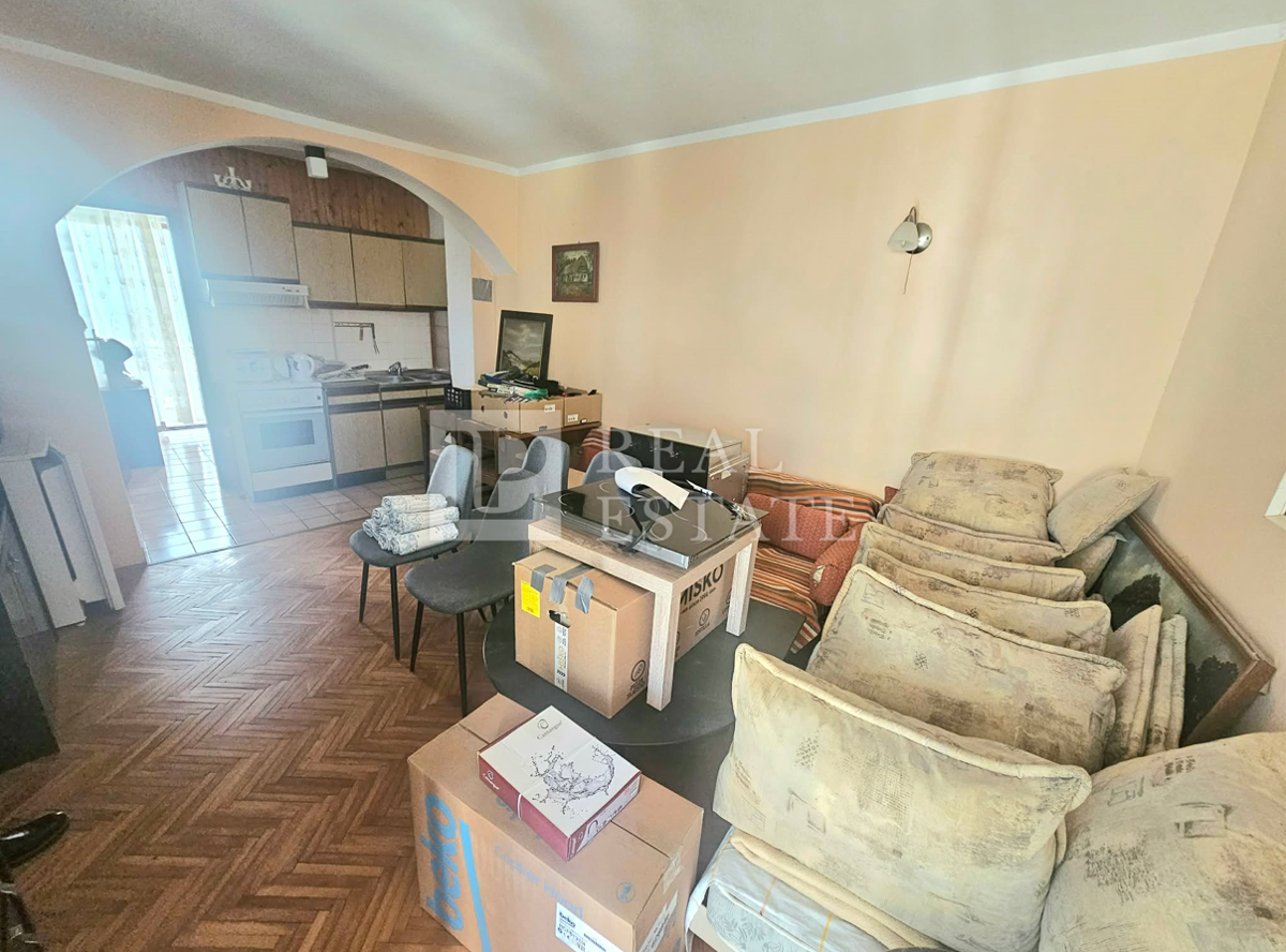 CRIKVENICA - hiša s tremi apartmaji v središču mesta