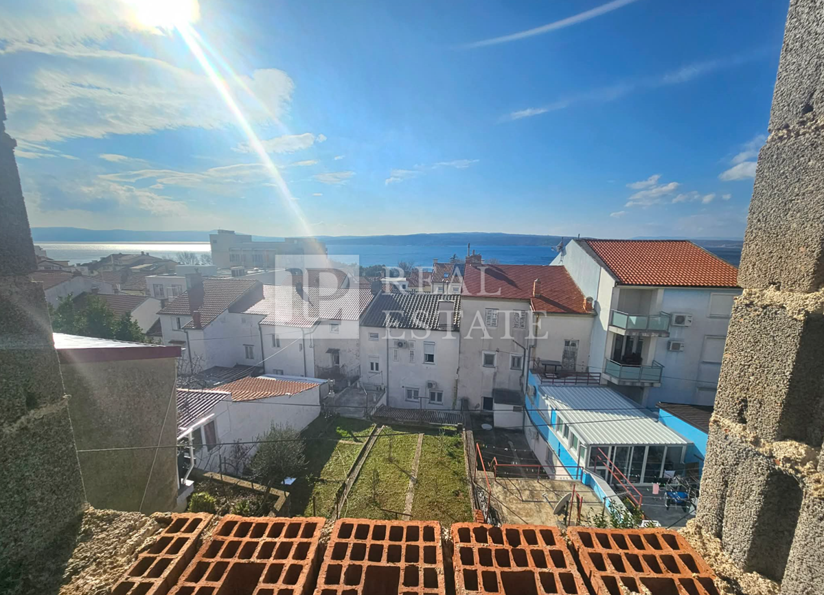 CRIKVENICA - hiša s tremi apartmaji v središču mesta
