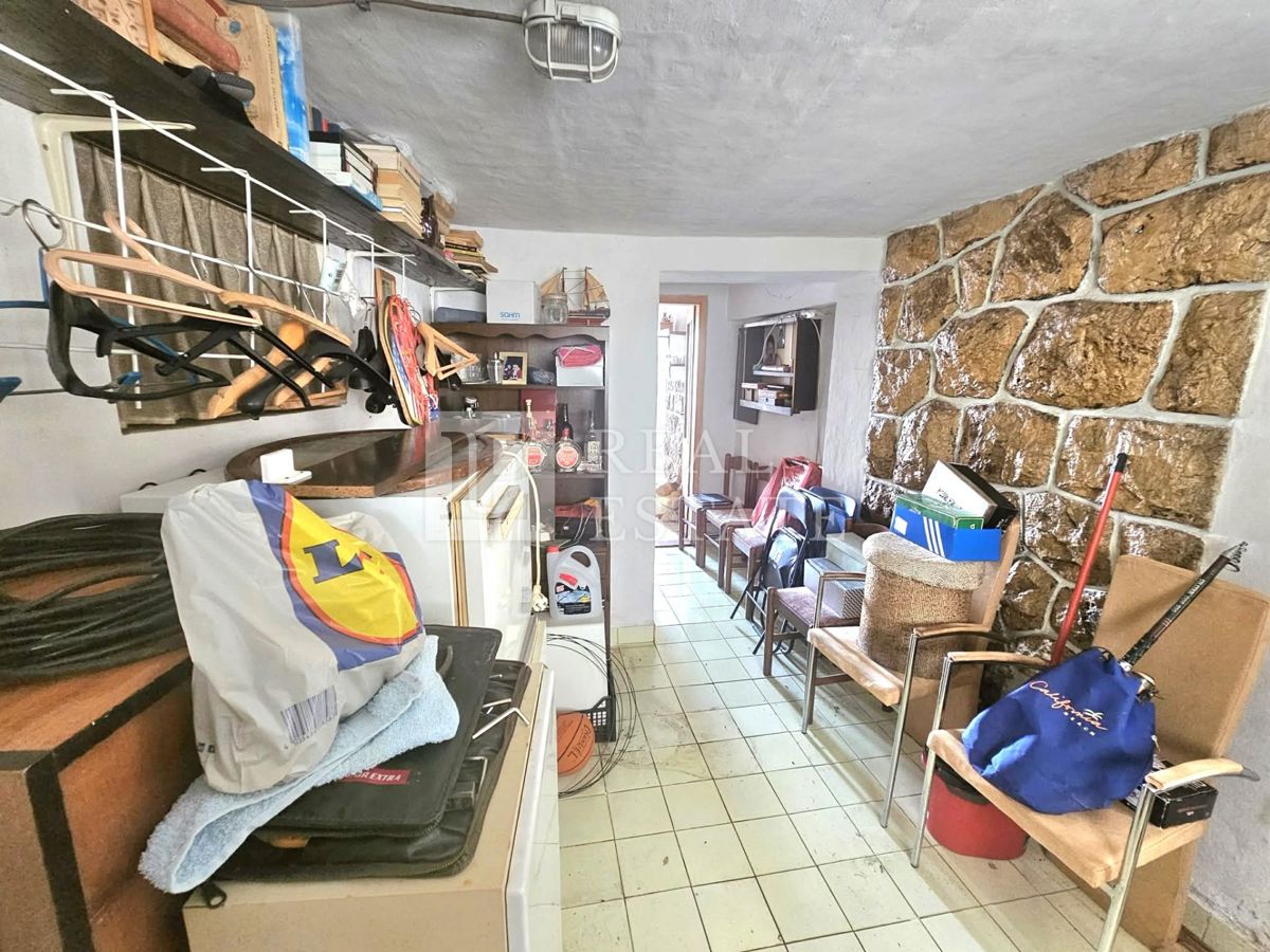 CRIKVENICA - hiša s tremi apartmaji v središču mesta