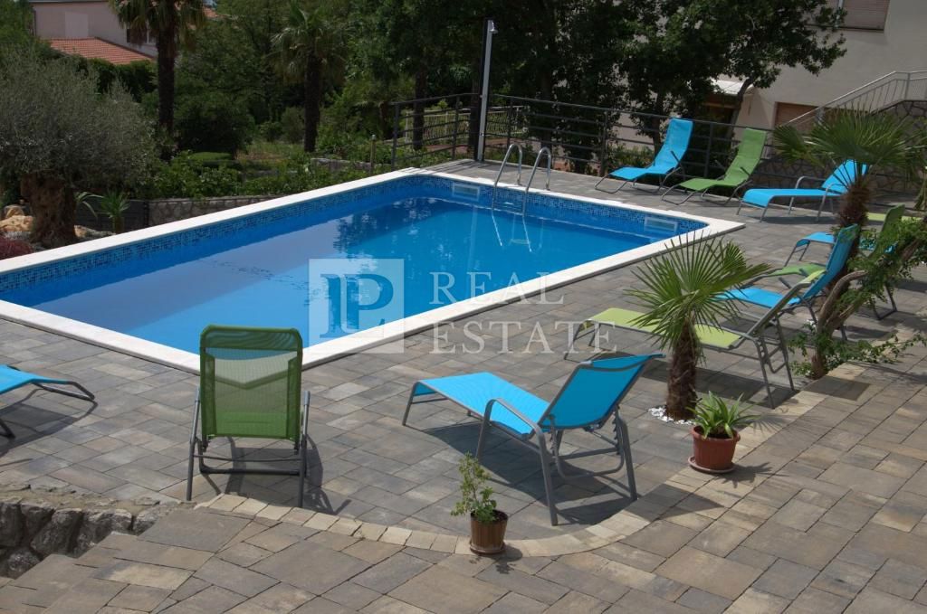 CRIKVENICA - čudovita hiša 602 m2 z bazenom v bližini morja