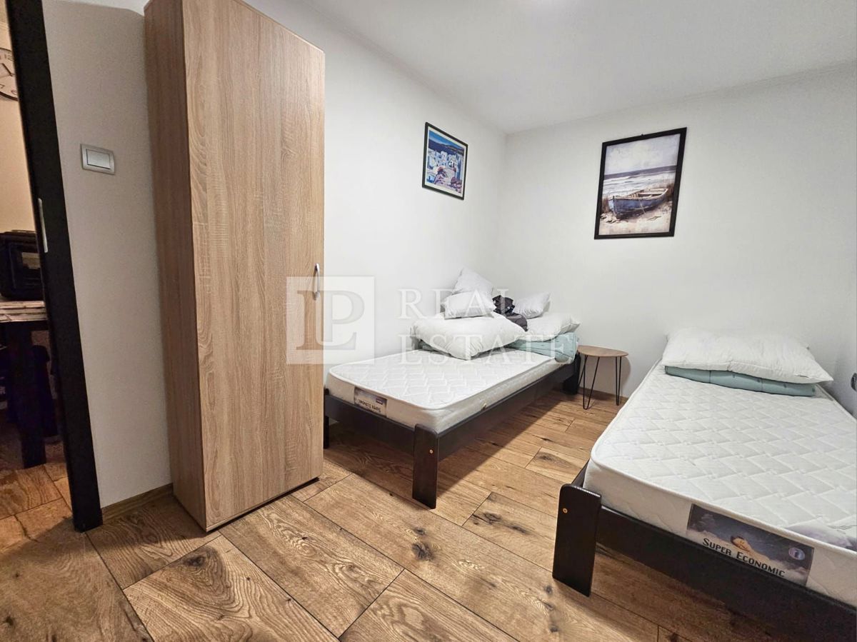 CRIKVENICA - hiša s 3 lepo urejenimi apartmaji in dvoriščem