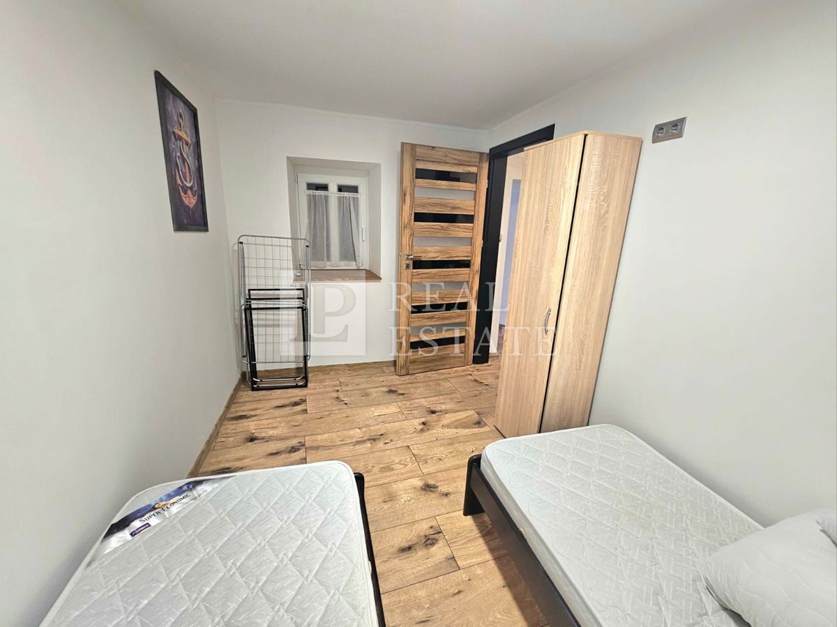 CRIKVENICA - hiša s 3 lepo urejenimi apartmaji in dvoriščem