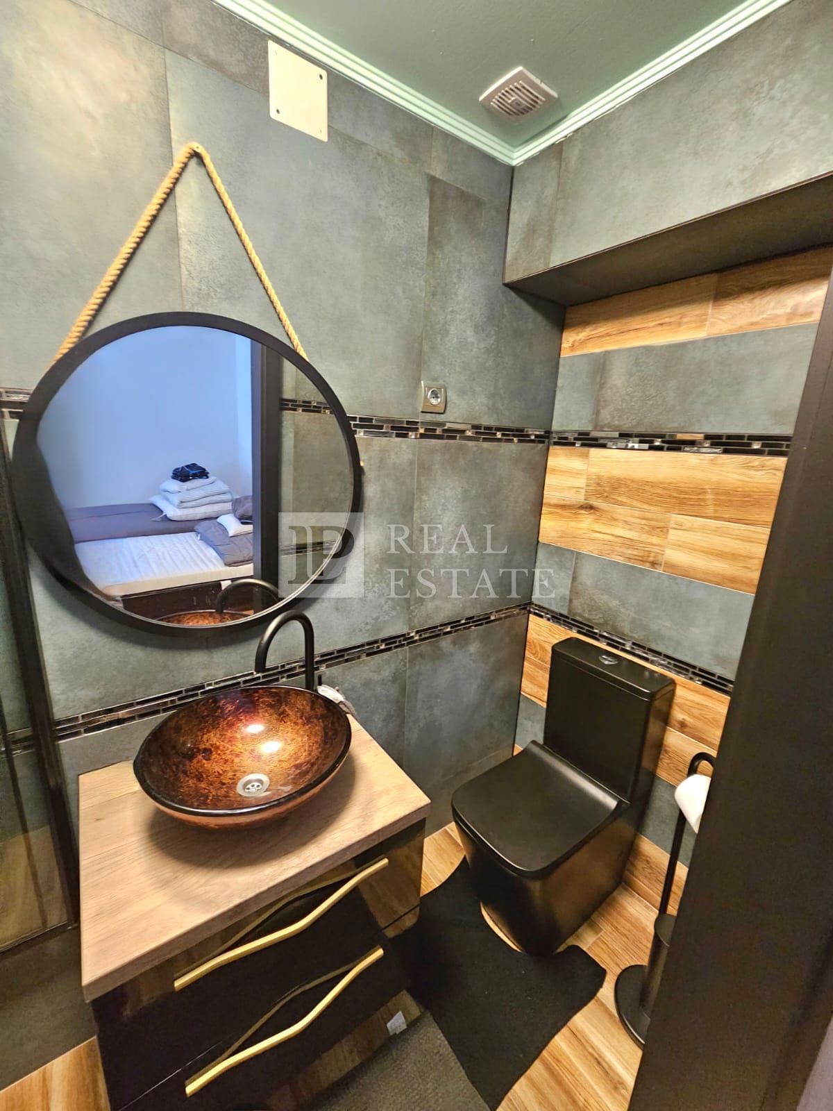 CRIKVENICA - hiša s 3 lepo urejenimi apartmaji in dvoriščem