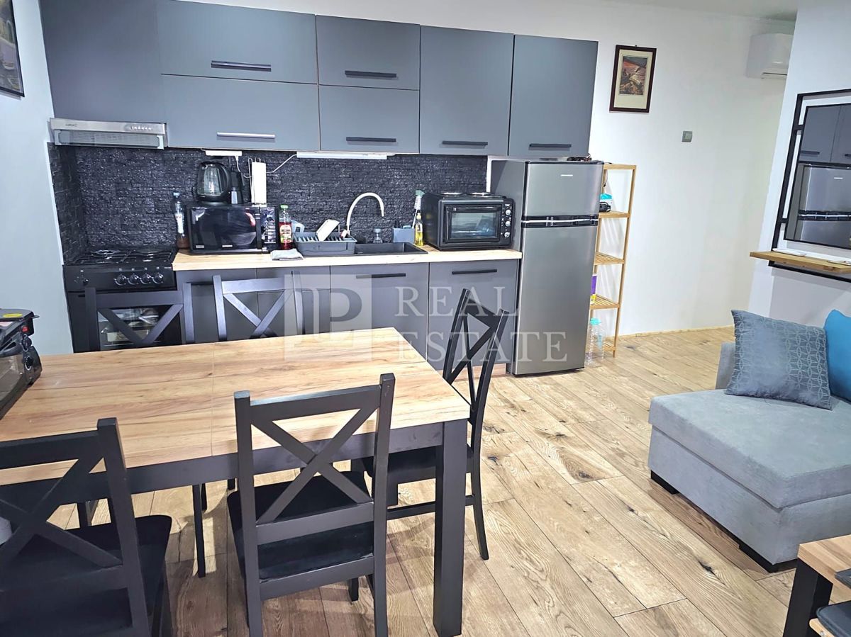 CRIKVENICA - hiša s 3 lepo urejenimi apartmaji in dvoriščem