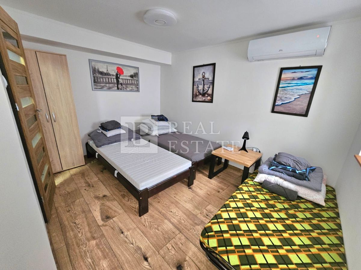 CRIKVENICA - hiša s 3 lepo urejenimi apartmaji in dvoriščem