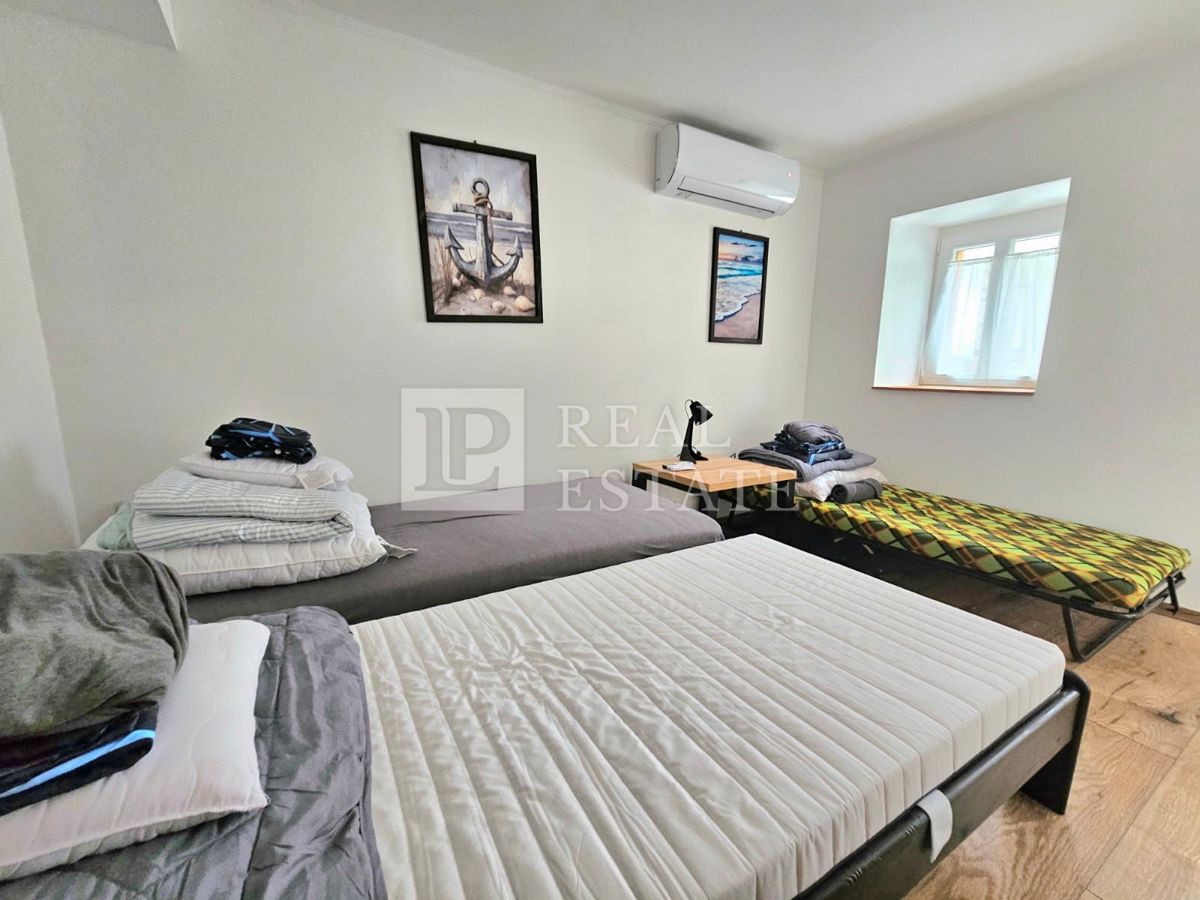 CRIKVENICA - hiša s 3 lepo urejenimi apartmaji in dvoriščem