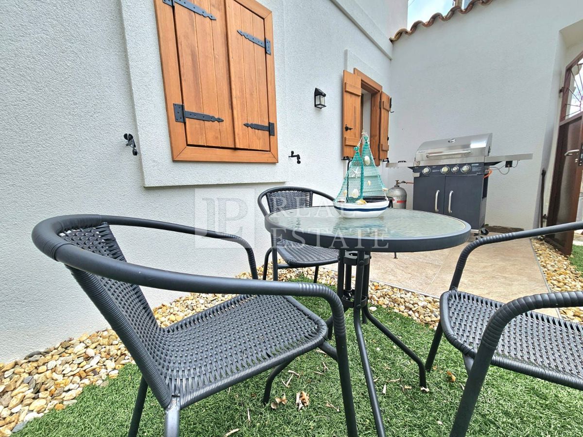 CRIKVENICA - hiša s 3 lepo urejenimi apartmaji in dvoriščem