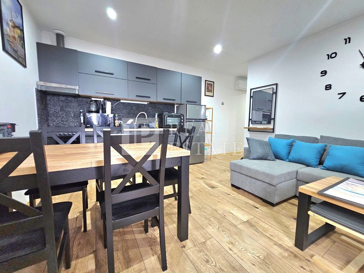 CRIKVENICA - hiša s 3 lepo urejenimi apartmaji in dvoriščem