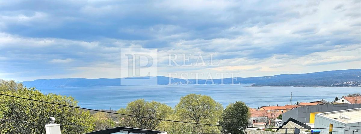 CRIKVENICA - hiša s 3 lepo urejenimi apartmaji in dvoriščem