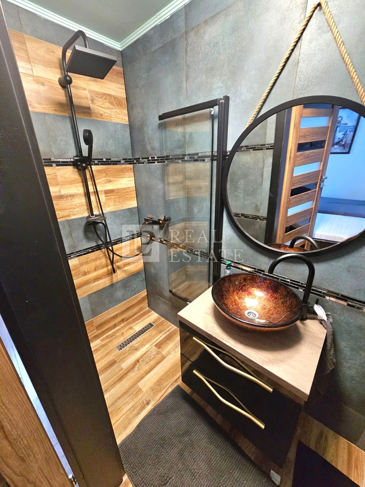 CRIKVENICA - hiša s 3 lepo urejenimi apartmaji in dvoriščem