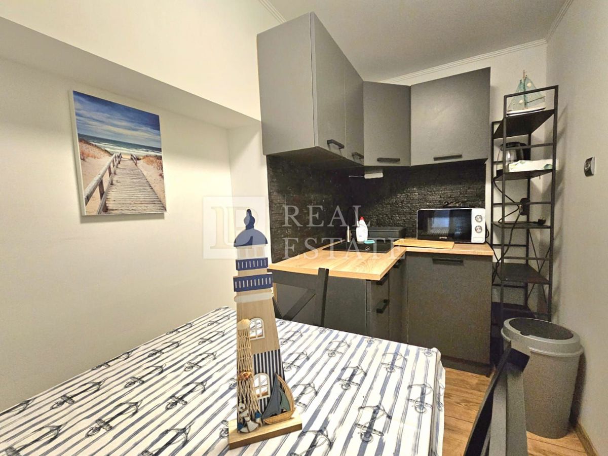 CRIKVENICA - hiša s 3 lepo urejenimi apartmaji in dvoriščem