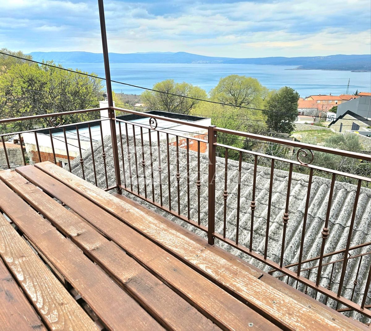 CRIKVENICA - hiša s 3 lepo urejenimi apartmaji in dvoriščem