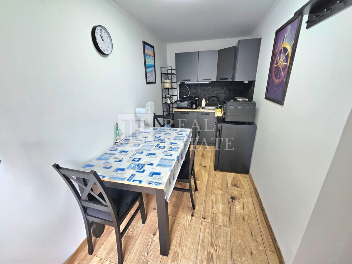 CRIKVENICA - hiša s 3 lepo urejenimi apartmaji in dvoriščem