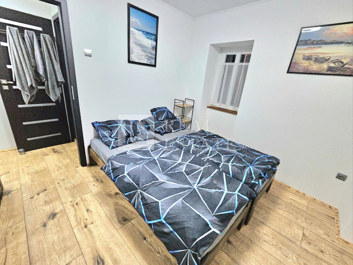 CRIKVENICA - hiša s 3 lepo urejenimi apartmaji in dvoriščem